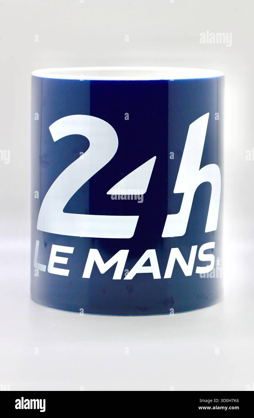 Foto eines marineblauen und weißen 24-Stunden-Le Mans-Ausdauerrennen Motorsport-Souvenir-Bechers aus nächster Nähe auf weißem Hintergrund Stockfoto