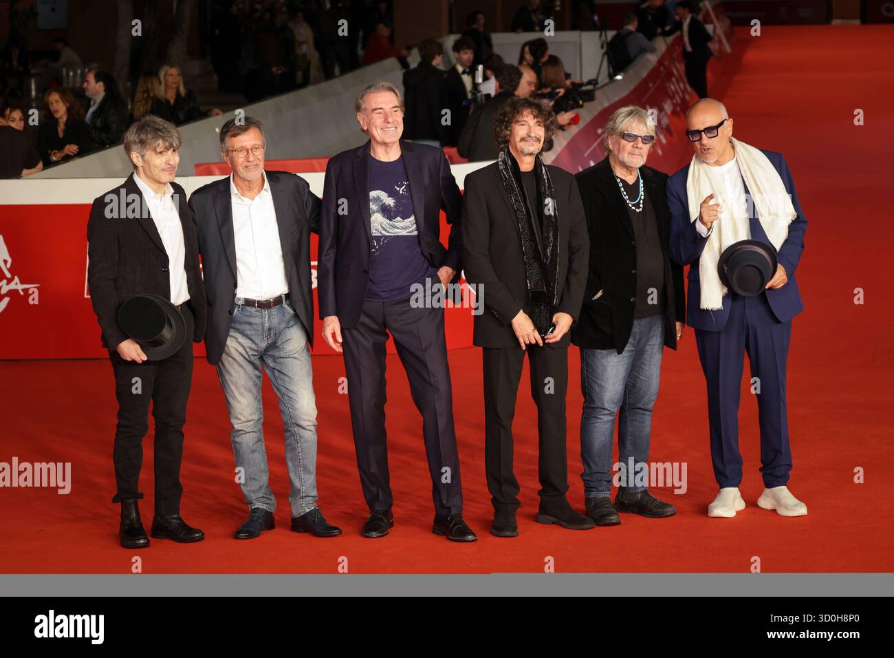 Rino Gaetano Sempre Più Blu Red Carpet - das 20. Filmfestival in Rom. Rom, Italien - 21. Oktober 2025: Alessandro Gaetano, Giorgio Verdelli, Carlo Massarini, Sergio Cammariere, Tony Esposito, Danilo Rea besuchen den roten Teppich während des 20. Rom Film Festivals im Auditorium Parco Della Musica. Rom RM Italien Copyright: XGennaroxLeonardix Stockfoto