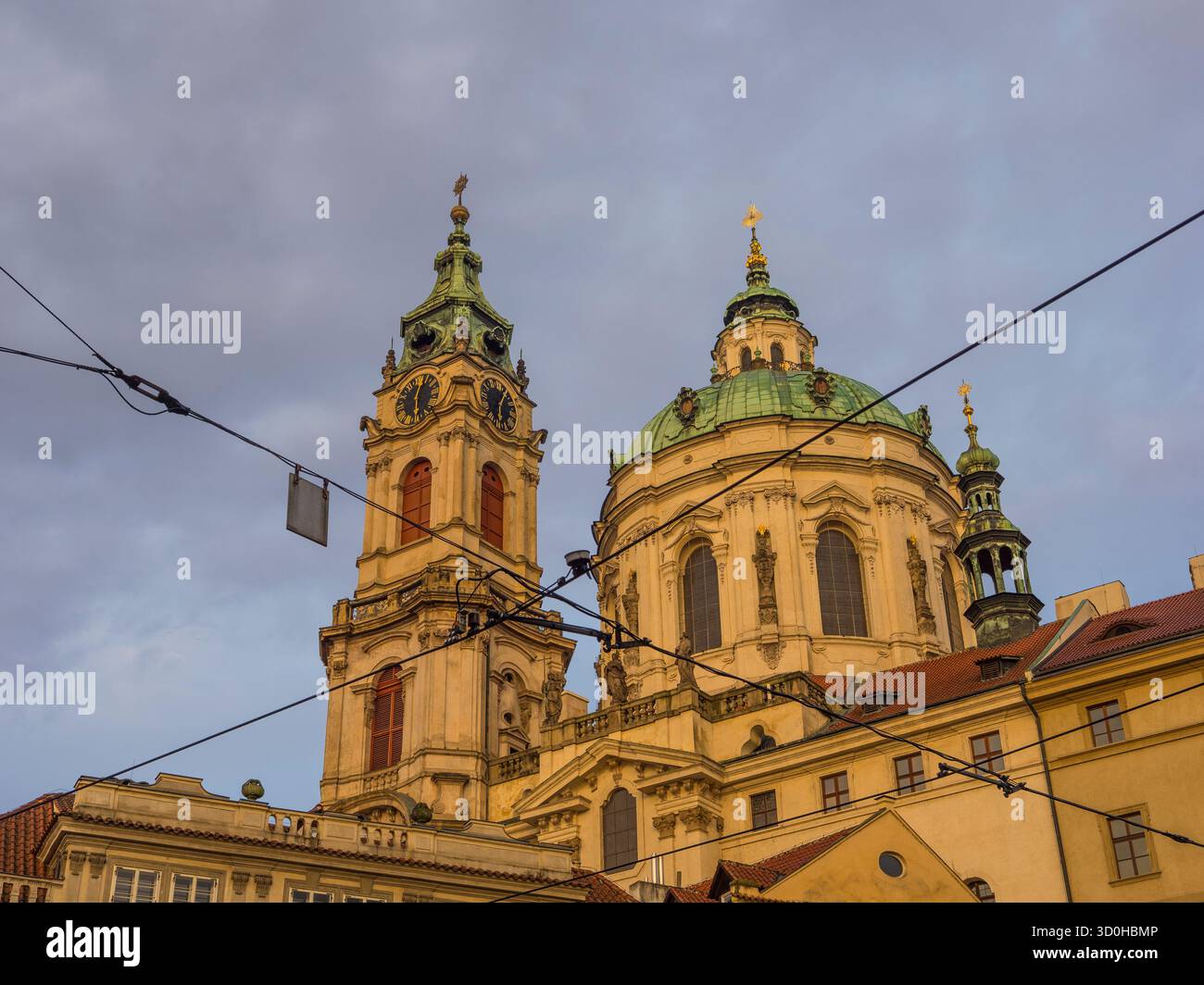 Tram Wiers und St. Nikolaus Kirche, Mala Strana, Prag, Tschechien, Europa, EU. Stockfoto