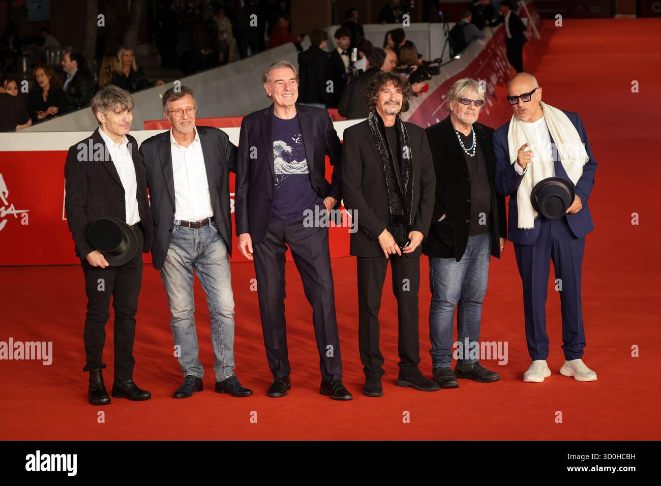 Rom, Italien - 21. Oktober 2025: Alessandro Gaetano, Giorgio Verdelli, Carlo Massarini, Sergio Cammariere, Tony Esposito, Danilo Rea besuchen den roten Teppich während des 20. Rom Film Festivals im Auditorium Parco Della Musica. Quelle: Gennaro Leonardi/Alamy Stockfoto