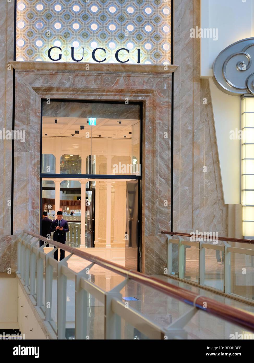 Gucci-Logo über dem Eingang zum exklusiven Modeboutique-Lokal im Taipei 101 Shopping Mall in Taipei, Taiwan; italienisches Kunsthandwerk und Bekleidung. Stockfoto