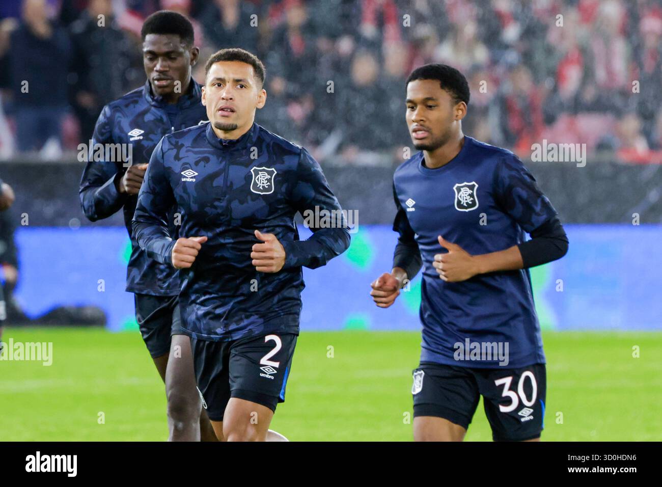 Bergen 20251023. Die Rangers James Tavernier und Jayden Meghoma bereiten sich vor dem UEFA Europa Leauge Spiel zwischen SK Brann und Rangers im Brann Stadium auf. Foto: Paul S. Amundsen / NTB dieser Text wird automatisch übersetzt Stockfoto