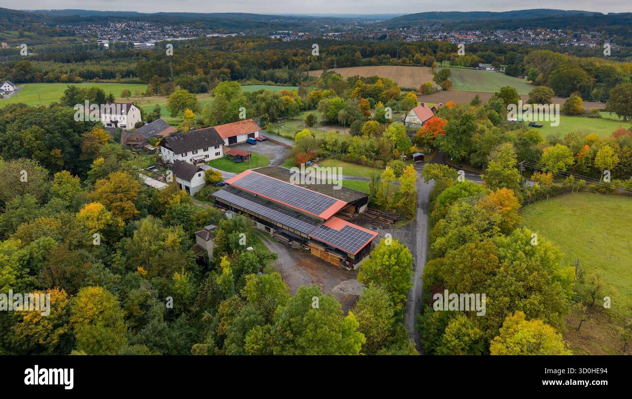 Nachhaltige Landwirtschaft: Drohnenansicht eines Bauernhofs mit großen Solarpaneelen auf dem Scheunendach Stockfoto