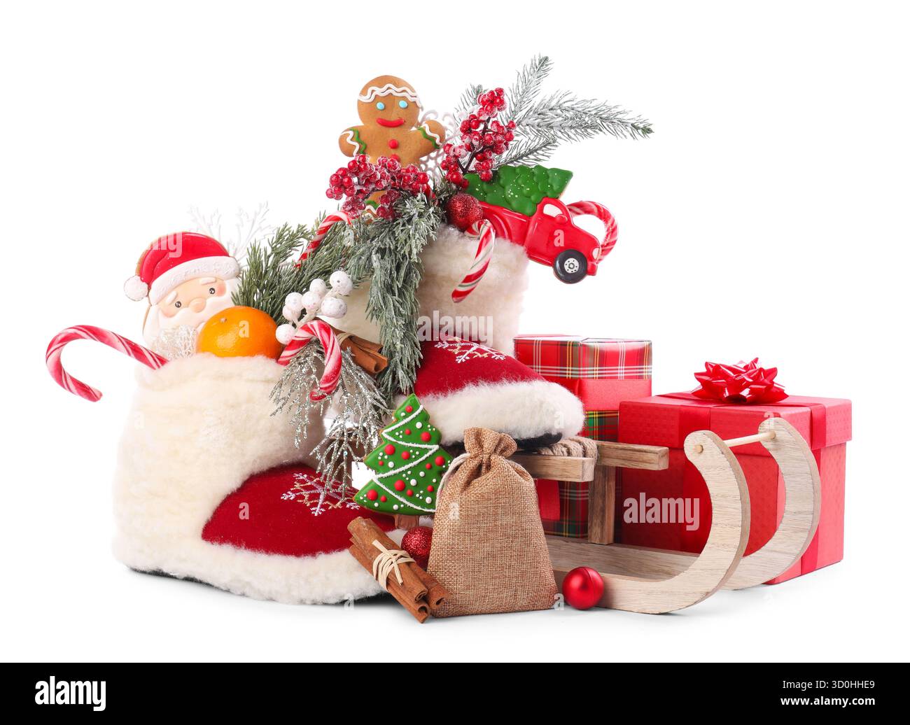 St. Nikolaus Tag. Schlitten und Stiefel mit Leckereien isoliert auf weiß Stockfoto
