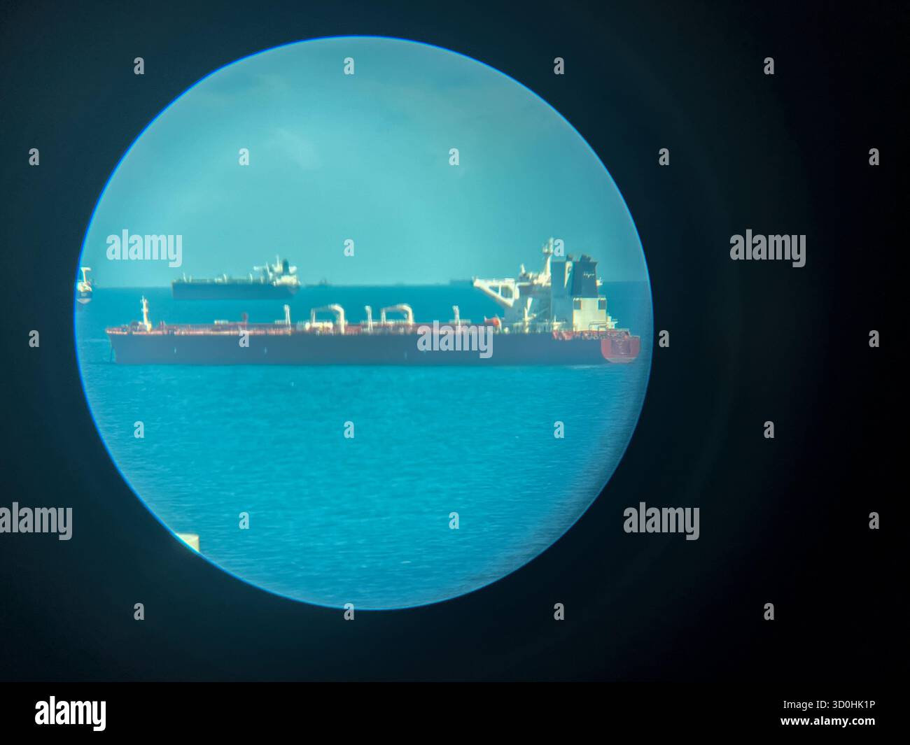 Ocean- 14.06.2024: Ein Tankschiff ohne sichtbare Identifizierungszeichen, möglicherweise ein Symbol der sogenannten "Schattenflotte" oder "Sanktionsflotte", photog Stockfoto