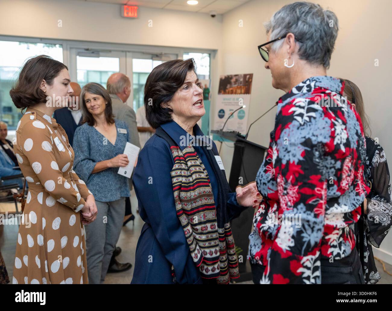 LUCI JOHNSON, Tochter von Präsident Lyndon Johnson, Center, spricht mit SARAH ECKHARDT, während der großen Wiedereröffnung des Rebekah Baines Johnson Senior Housing Complex in Ost-Austin. Die 224-Bett-Betonkonstruktion, die auf Geheiß von Präsident Lyndon Baines Johnson kurz vor seinem Amtsgang im Jahr 1968 fertiggestellt und nach seiner Mutter benannt wurde, wurde von der Austin Housing Finance Corp. ©Bob Daemmrich für fünf Jahre umfangreich renoviert Stockfoto