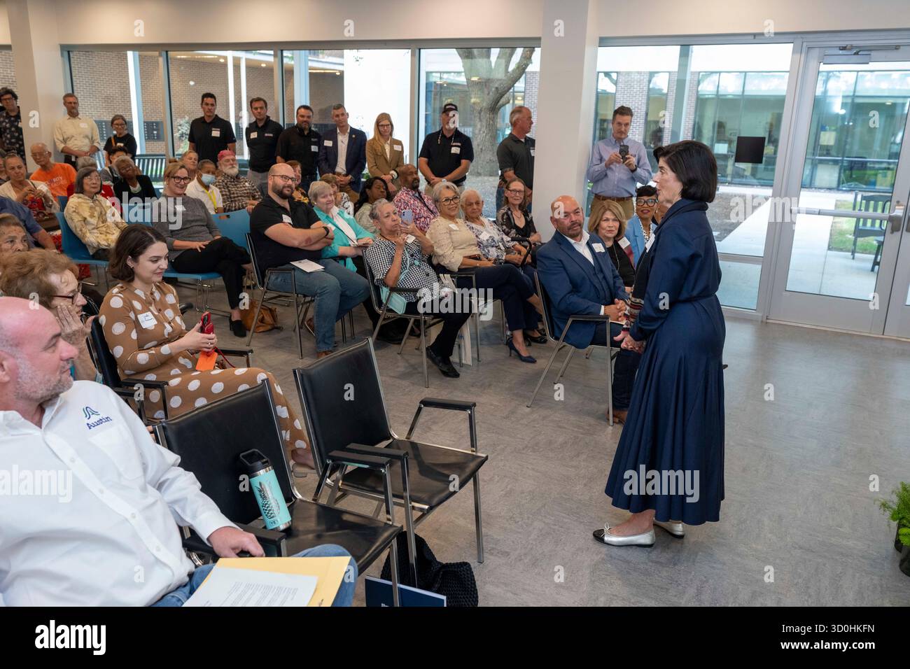 Austin Texas USA, 22. Oktober 2025: LUCI BAINES JOHNSON, Tochter von Präsident Lyndon Baines Johnson, spricht während der großen Wiedereröffnung des Rebekah Baines Johnson Wohnkomplexes im Osten von Austin. Die 224-Bett-Betonkonstruktion, die auf Geheiß von Präsident Johnson kurz vor seinem Ausscheiden im Jahr 1968 fertiggestellt wurde, wurde von der Austin Housing Finance Corp. ©Bob Daemmrich einer größeren fünfjährigen Renovierung unterzogen Stockfoto