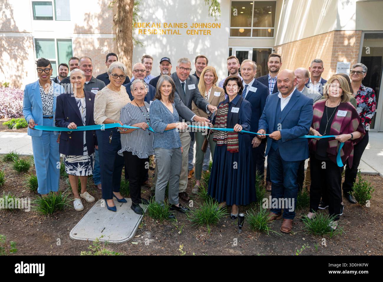 Austin Texas USA, 22. Oktober 2025: Würdenträger treffen sich zum Bandschnitt während der großen Wiedereröffnung des Rebekah Baines Johnson Wohnkomplexes in Ost-Austin. Die 224-Bett-Betonkonstruktion, die auf Geheiß von Präsident Lyndon Johnson kurz vor seinem Amtsgang im Jahr 1968 fertiggestellt und nach seiner Mutter benannt wurde, wurde von der Austin Housing Finance Corp. Pr. Johnsons Tochter Luci steht in der ersten Reihe an dritter Stelle von rechts. ©Bob Daemmrich Stockfoto