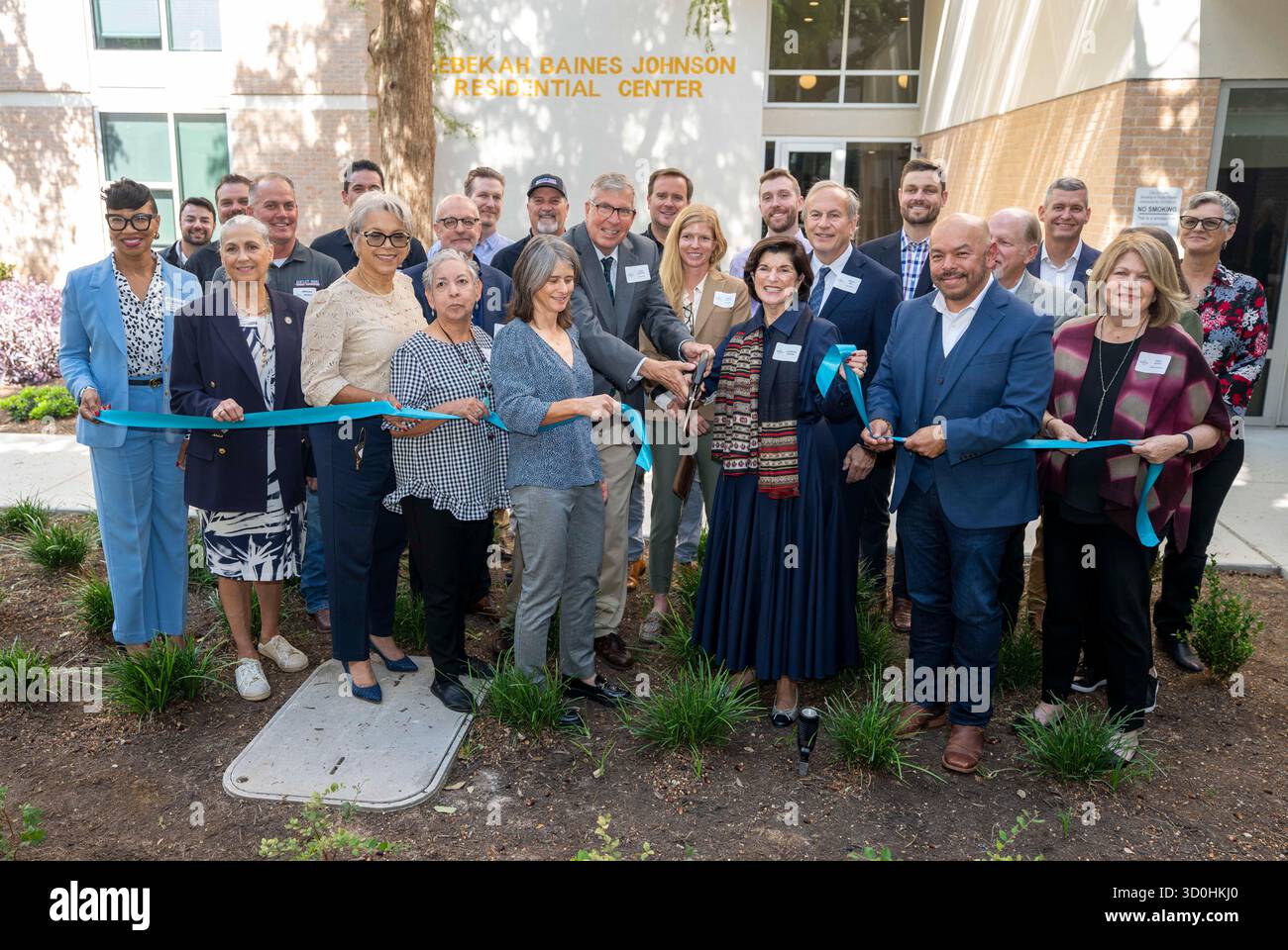 Austin Texas USA, 22. Oktober 2025: Würdenträger treffen sich zum Bandschnitt während der großen Wiedereröffnung des Rebekah Baines Johnson Wohnkomplexes in Ost-Austin. Die 224-Bett-Betonkonstruktion, die auf Geheiß von Präsident Lyndon Johnson kurz vor seinem Amtsgang im Jahr 1968 fertiggestellt und nach seiner Mutter benannt wurde, wurde von der Austin Housing Finance Corp. Pr. Johnsons Tochter Luci steht in der ersten Reihe an dritter Stelle von rechts. ©Bob Daemmrich Stockfoto