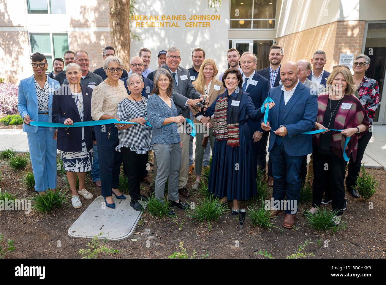 Austin Texas USA, 22. Oktober 2025: Würdenträger treffen sich zum Bandschnitt während der großen Wiedereröffnung des Rebekah Baines Johnson Wohnkomplexes in Ost-Austin. Die 224-Bett-Betonkonstruktion, die auf Geheiß von Präsident Lyndon Johnson kurz vor seinem Amtsgang im Jahr 1968 fertiggestellt und nach seiner Mutter benannt wurde, wurde von der Austin Housing Finance Corp. Pr. Johnsons Tochter Luci steht in der ersten Reihe an dritter Stelle von rechts. ©Bob Daemmrich Stockfoto