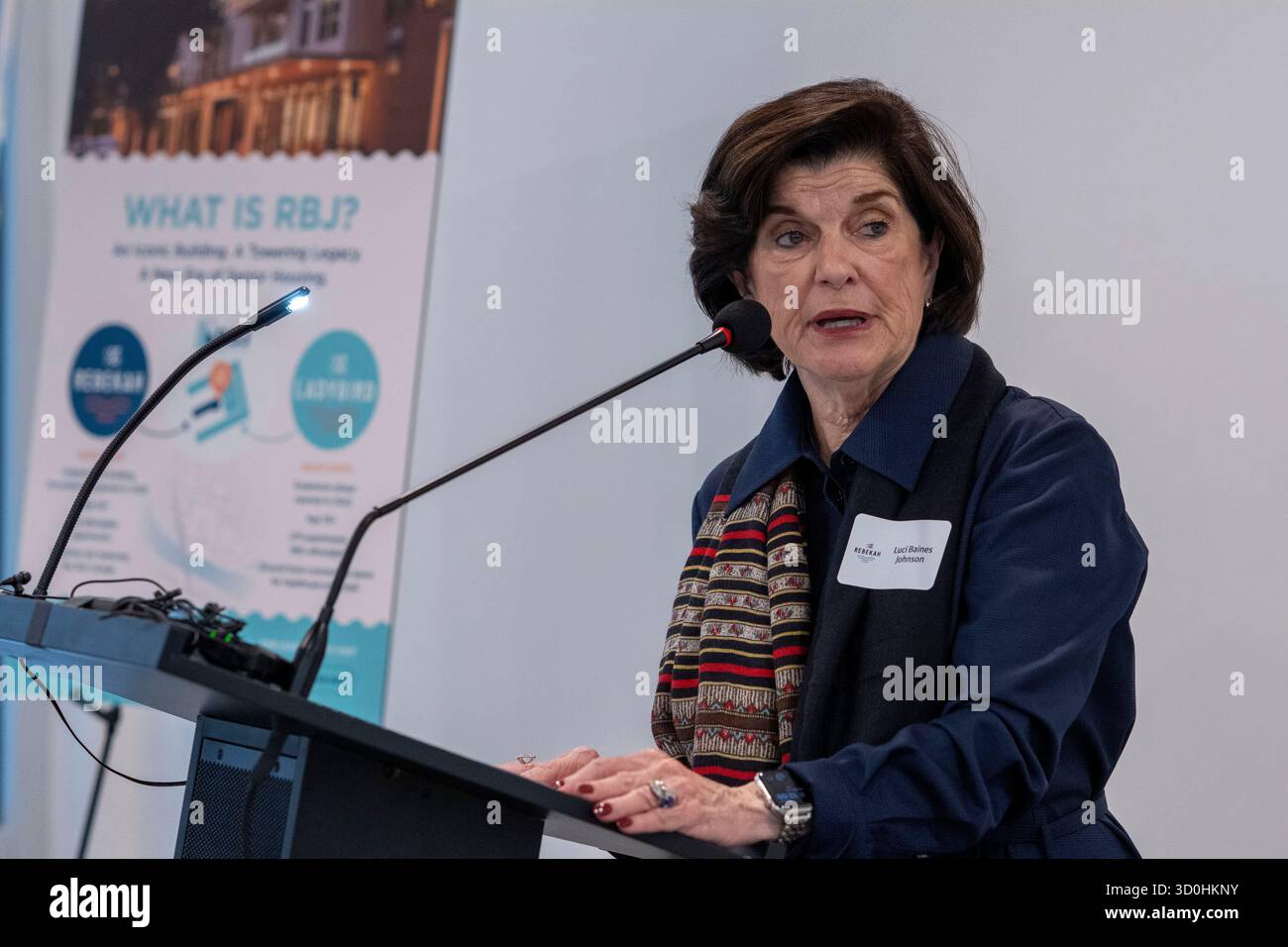 Austin Texas USA, 22. Oktober 2025: LUCI BAINES JOHNSON, Tochter von Präsident Lyndon Baines Johnson, spricht während der großen Wiedereröffnung des Rebekah Baines Johnson Wohnkomplexes im Osten von Austin. Die 224-Bett-Betonkonstruktion, die auf Geheiß von Präsident Johnson kurz vor seinem Ausscheiden im Jahr 1968 fertiggestellt wurde, wurde von der Austin Housing Finance Corp. ©Bob Daemmrich einer größeren fünfjährigen Renovierung unterzogen Stockfoto