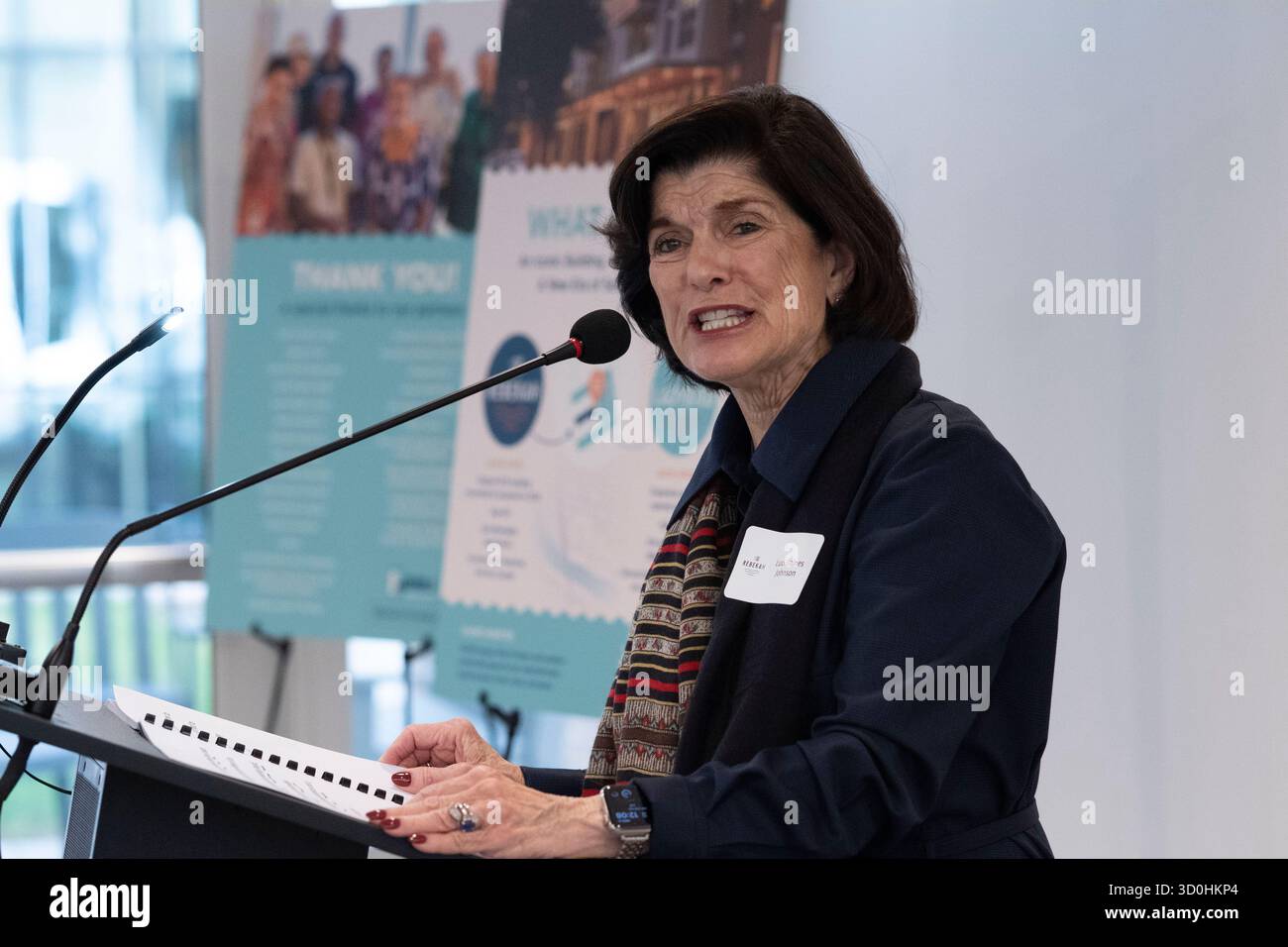 Austin Texas USA, 22. Oktober 2025: LUCI BAINES JOHNSON, Tochter von Präsident Lyndon Baines Johnson, spricht während der großen Wiedereröffnung des Rebekah Baines Johnson Wohnkomplexes im Osten von Austin. Die 224-Bett-Betonkonstruktion, die auf Geheiß von Präsident Johnson kurz vor seinem Ausscheiden im Jahr 1968 fertiggestellt wurde, wurde von der Austin Housing Finance Corp. ©Bob Daemmrich einer größeren fünfjährigen Renovierung unterzogen Stockfoto