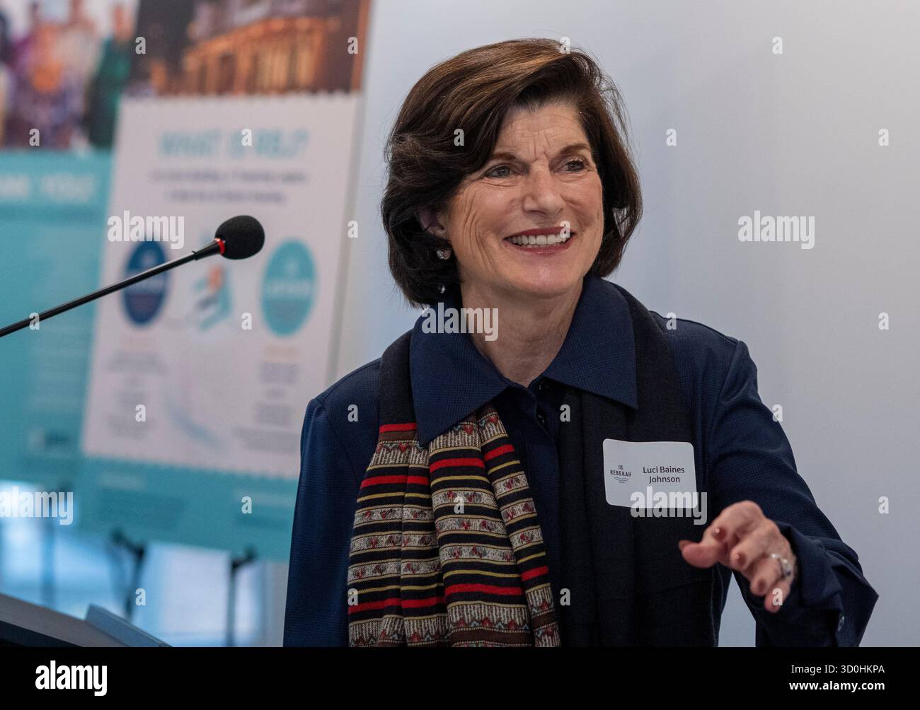 Austin Texas USA, 22. Oktober 2025: LUCI BAINES JOHNSON, Tochter von Präsident Lyndon Baines Johnson, spricht während der großen Wiedereröffnung des Rebekah Baines Johnson Wohnkomplexes im Osten von Austin. Die 224-Bett-Betonkonstruktion, die auf Geheiß von Präsident Johnson kurz vor seinem Ausscheiden im Jahr 1968 fertiggestellt wurde, wurde von der Austin Housing Finance Corp. ©Bob Daemmrich einer größeren fünfjährigen Renovierung unterzogen Stockfoto