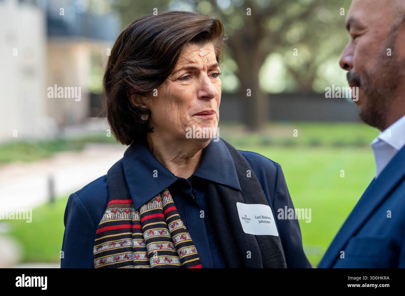 Austin Texas USA, 22. Oktober 2025: LUCI BAINES JOHNSON, Tochter von Präsident Lyndon Baines Johnson, spricht während der Wiedereröffnung des Rebekah Baines Johnson Wohnkomplexes in Ost-Austin mit einem Gast. Die 224-Bett-Betonkonstruktion, die auf Geheiß von Präsident Johnson kurz vor seinem Ausscheiden im Jahr 1968 fertiggestellt wurde, wurde von der Austin Housing Finance Corp. ©Bob Daemmrich einer größeren fünfjährigen Renovierung unterzogen Stockfoto