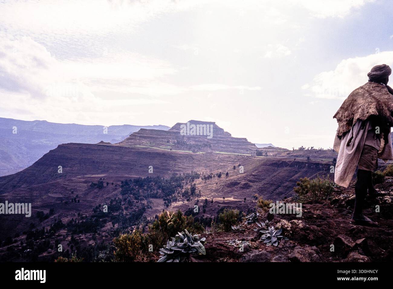 Ein Pilger zu Fuß zu den Felsenkirchen in Northen Äthiopien, nahe Lalibela in der Region Amhara. Stockfoto