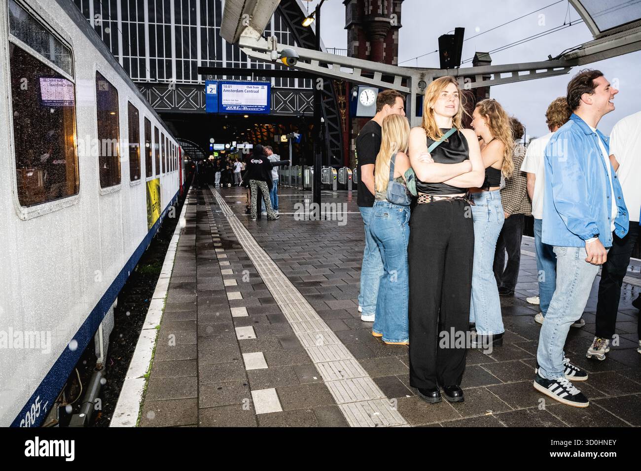 AMSTERDAM – die Öffentlichkeit steigt an Bord des ZUGES 50:HERTZ CLUB, der während des Amsterdam Dance Event (ADE) durch Amsterdam fährt. Das Tanzfestival bietet fünf Tage mit Aufführungen, Partys, Panels und Workshops in der Hauptstadt. ANP SIMON LENSKENS niederlande aus - belgien aus Stockfoto