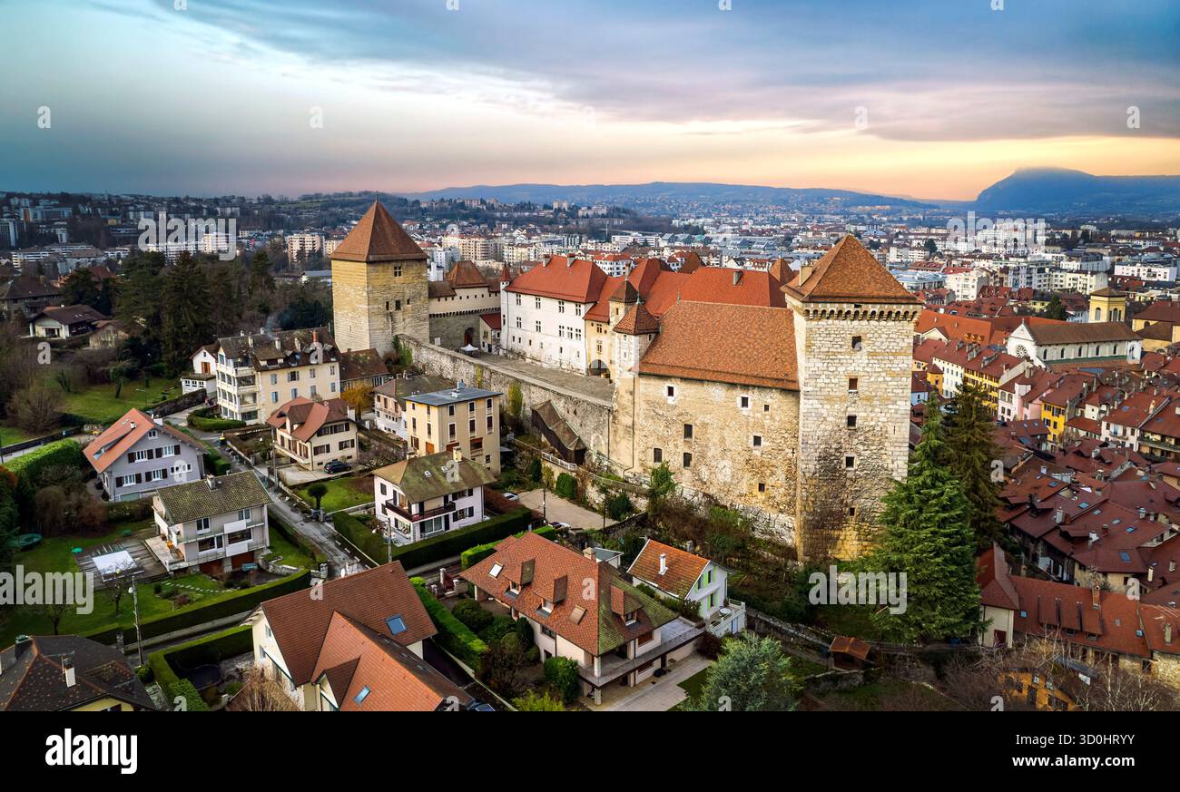 Frankreich Reisen und Sehenswürdigkeiten. Annecy - romantisch schöne Altstadt in Rhoné - Alpes. Luftpanorama mit mittelalterlicher Burg. Stockfoto