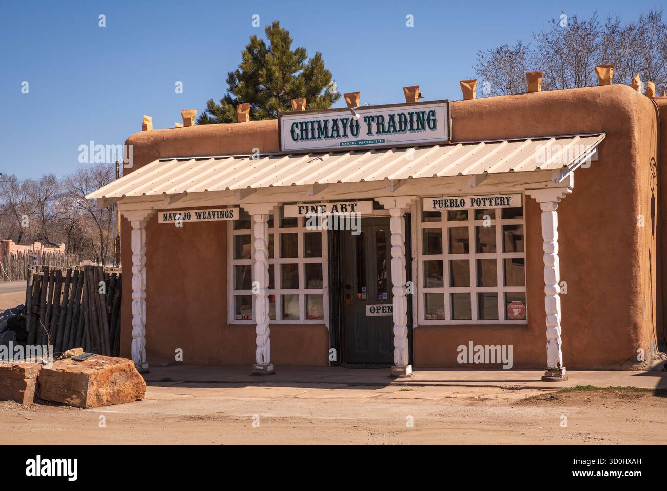 Taos, NM, USA - 24. März 2019: Chimayo Trading Del Norte ist eine Kunstgalerie mit traditioneller Kunst aus New Mexico. Stockfoto