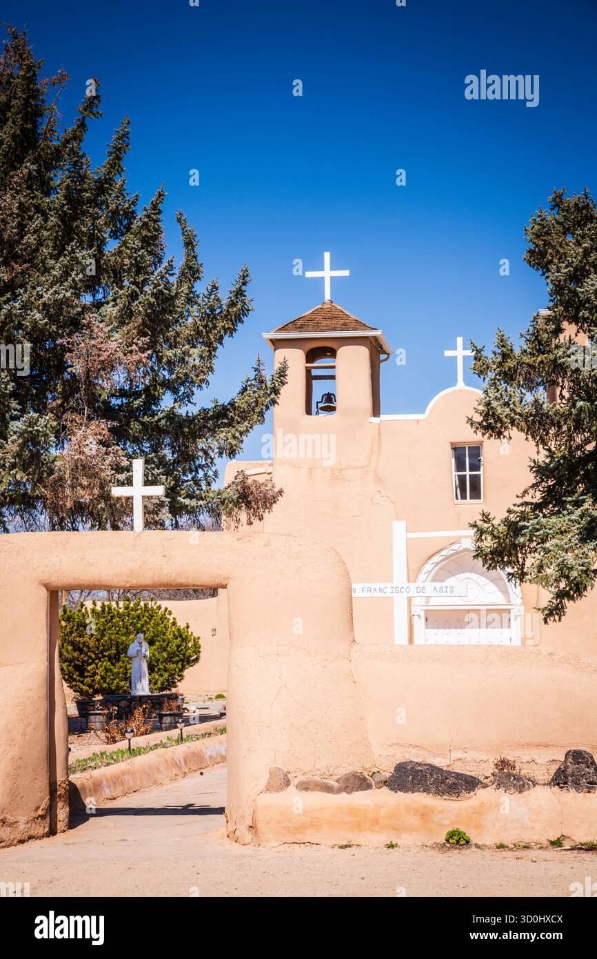 Taos, NM USA - 24. März 2019: Die San Francisco de Asís Parish Church ist eine historische und architektonisch bedeutsame katholische Kirche in Georgia O’Ke Stockfoto