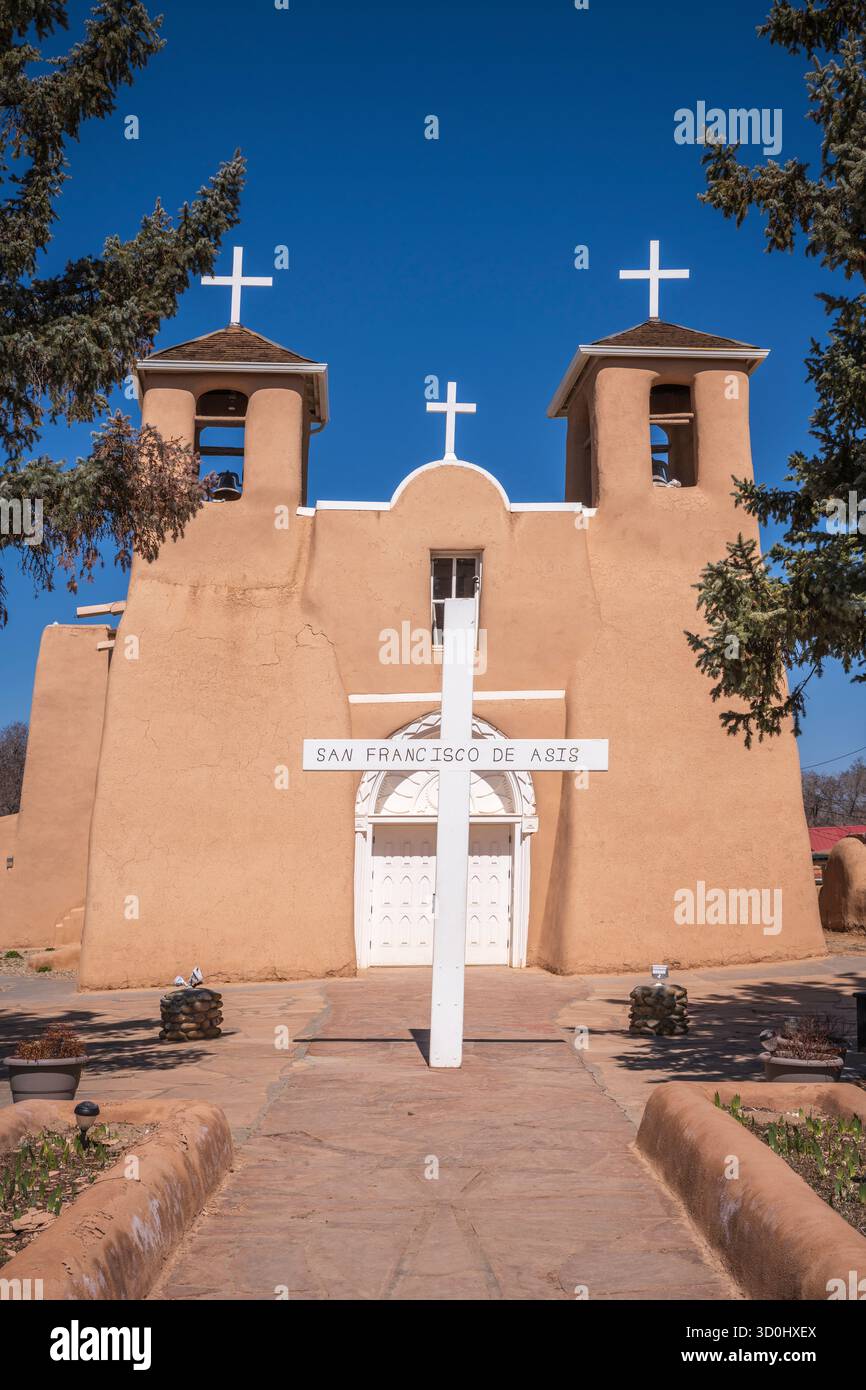 Taos, NM USA - 24. März 2019: Die San Francisco de Asís Parish Church ist eine historische und architektonisch bedeutsame katholische Kirche in Georgia O’Ke Stockfoto