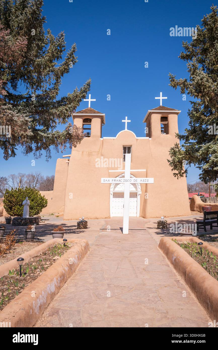 Taos, NM USA - 24. März 2019: Die San Francisco de Asís Parish Church ist eine historische und architektonisch bedeutsame katholische Kirche in Georgia O’Ke Stockfoto