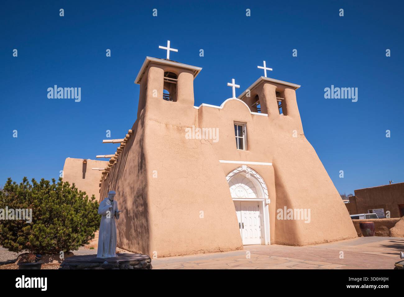 Taos, NM USA - 24. März 2019: Die San Francisco de Asís Parish Church ist eine historische und architektonisch bedeutsame katholische Kirche in Georgia O’Ke Stockfoto
