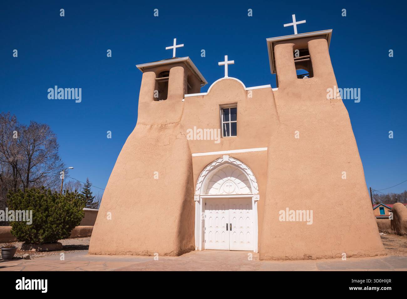 Taos, NM USA - 24. März 2019: Die San Francisco de Asís Parish Church ist eine historische und architektonisch bedeutsame katholische Kirche in Georgia O’Ke Stockfoto
