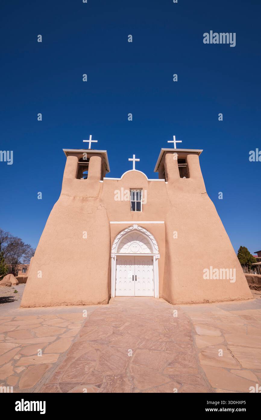 Taos, NM USA - 24. März 2019: Die San Francisco de Asís Parish Church ist eine historische und architektonisch bedeutsame katholische Kirche in Georgia O’Ke Stockfoto