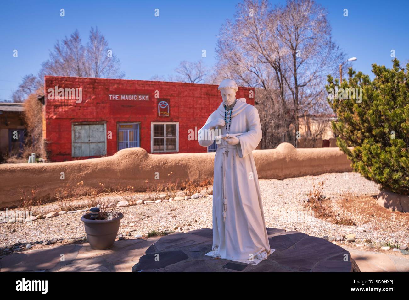 Taos, NM USA - 24. März 2019: Die San Francisco de Asís Parish Church ist eine historische und architektonisch bedeutsame katholische Kirche in Georgia O’Ke Stockfoto
