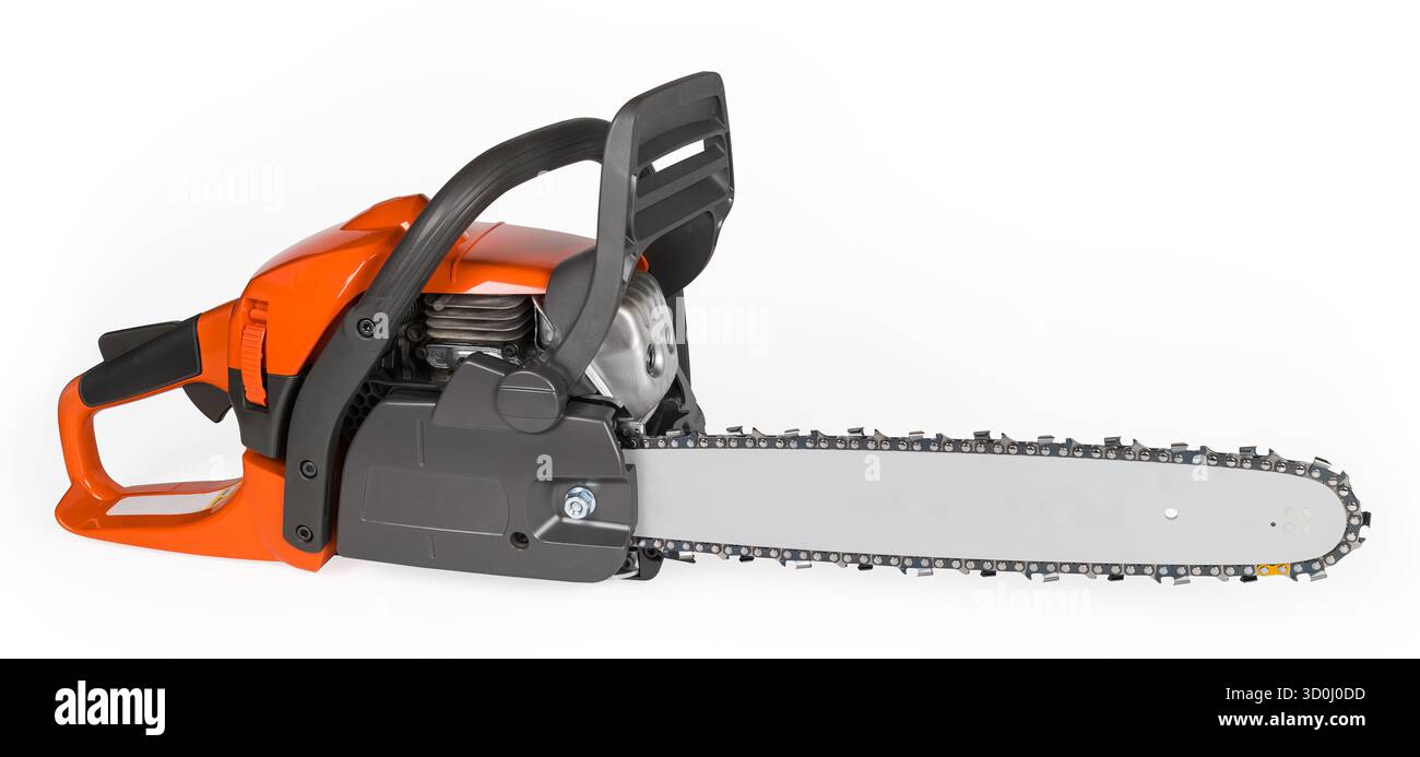 Tragbare Benzin-Kettensäge zum Schneiden von Holz isoliert auf weißem Panoramahintergrund. Seitenansicht scharfe Sägemaschine mit Verbrennungsmotorantrieb und Schild. Stockfoto