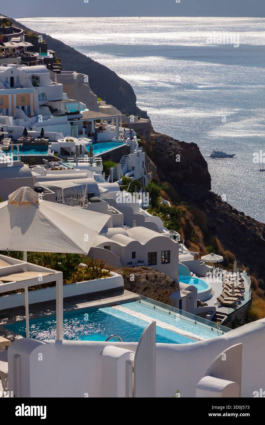 Die weiß getünchte Stadt Oia überblickt die Ägäis auf der Insel Santorin - Kykladen, Griechenland Stockfoto