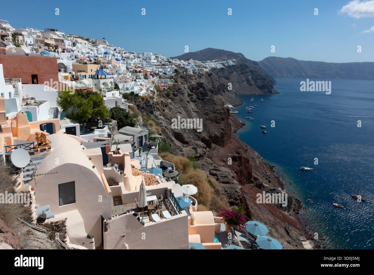 Die weiß getünchte Stadt Oia überblickt die Ägäis auf der Insel Santorin - Kykladen, Griechenland Stockfoto
