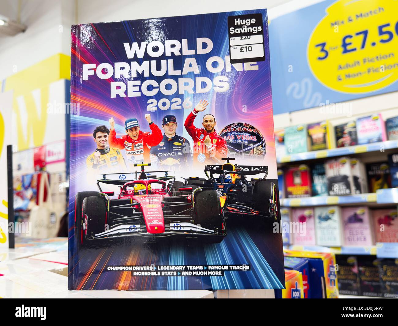 Manchester, Großbritannien - 26. September 2025: Poster der Formel-1-Weltrekorde 2026 von verschiedenen zeigt Top-Fahrer und Autos in Aktion, auffällige Farben und Bewegung. Stockfoto