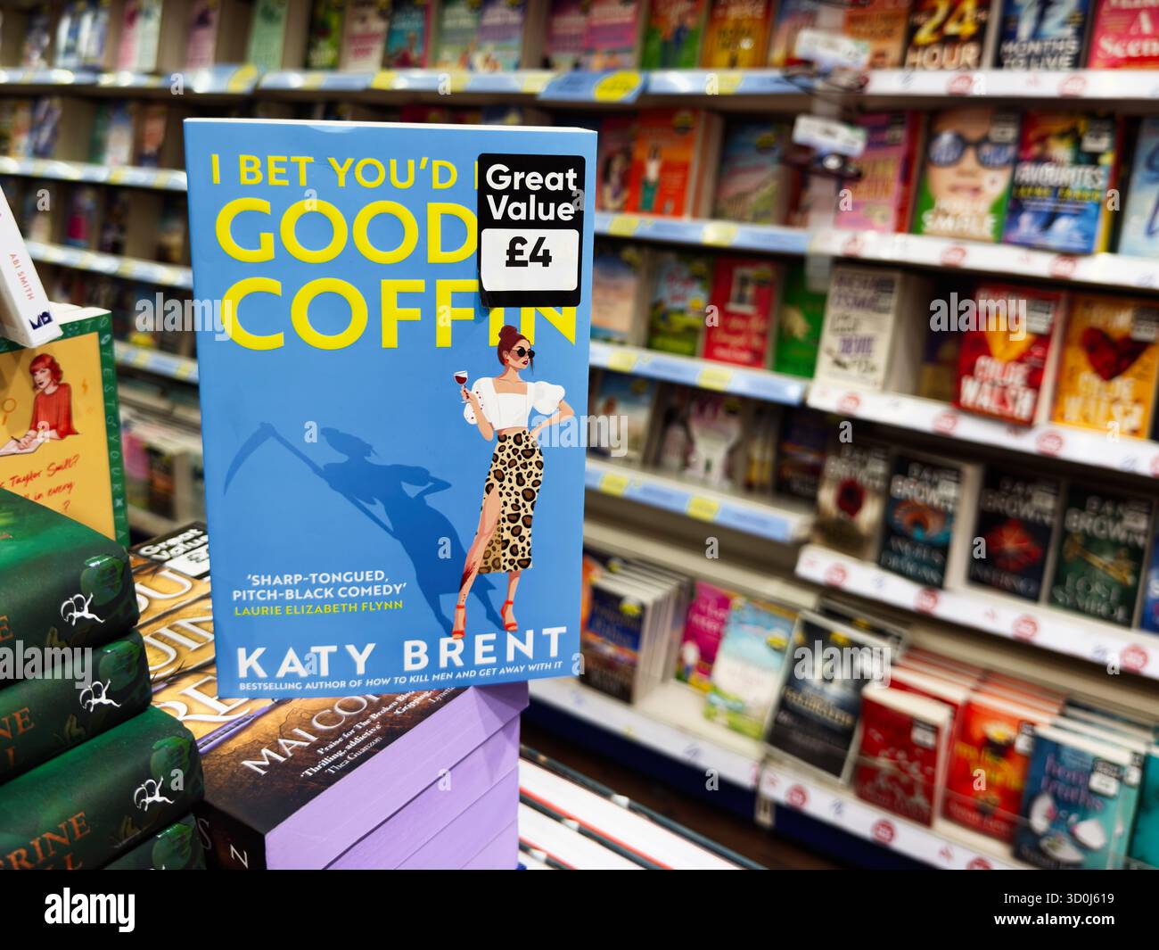 Manchester, Großbritannien – 26. September 2025: Katy Brent Roman I Bet You’d Look Good in a Coffin, gezeigt auf einem blauen Cover in einer Buchhandlung. Stockfoto