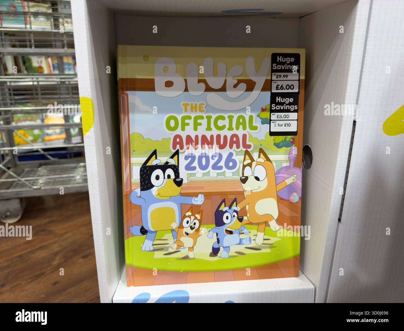 Manchester, Großbritannien - 26. September 2025: Bluey; Official Annual 2026, Kinderbuch mit fröhlichen Abbildungen der Hundefamilie und hellem Cover. Stockfoto