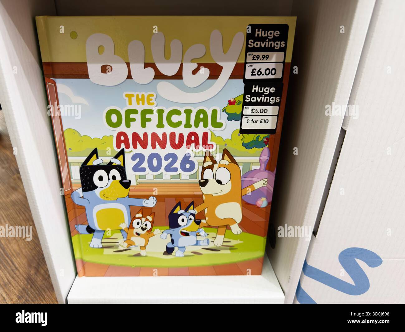 Manchester, Großbritannien - 26. September 2025: Bluey; Titel The Official Annual 2026; farbenfrohe, familienfreundliche Cartooncover. Stockfoto