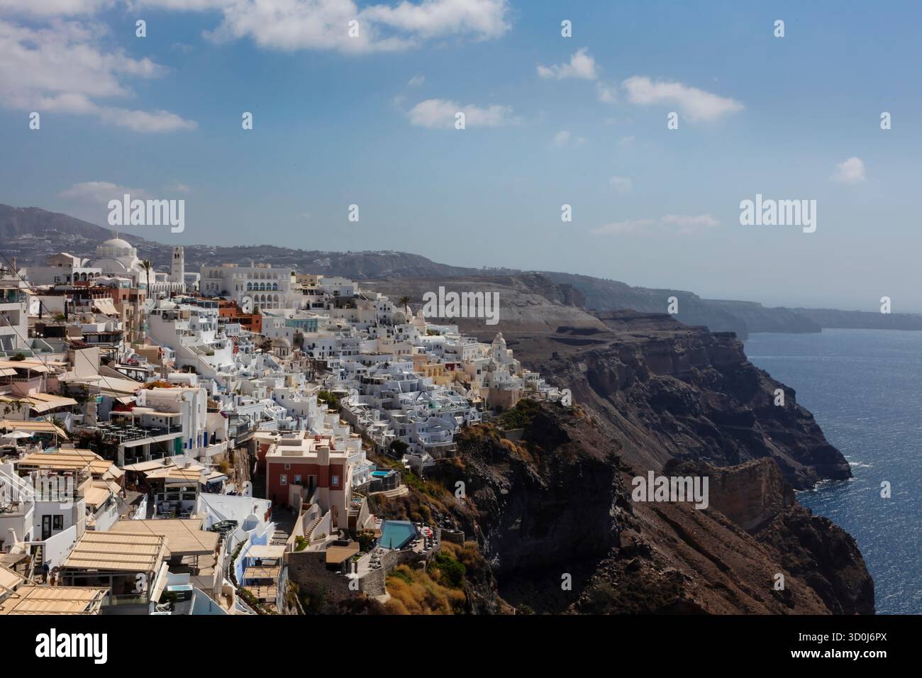 Die weiß getünchte Stadt Oia überblickt die Ägäis auf der Insel Santorin - Kykladen, Griechenland Stockfoto