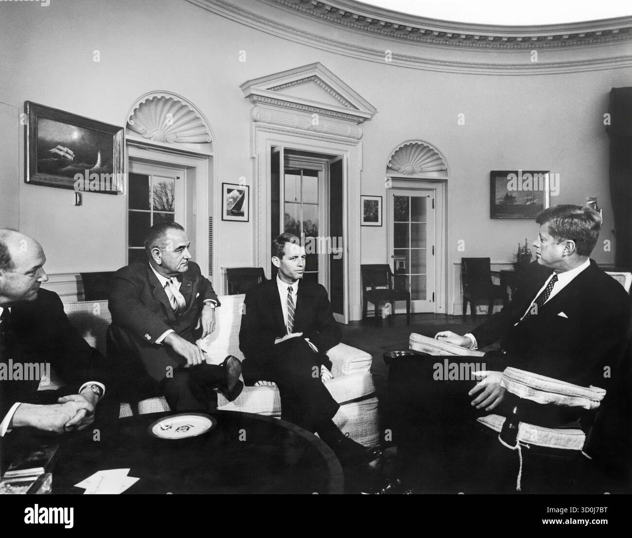 US-Außenminister Dean Rusk, US-Vizepräsident Lyndon B. Johnson, US-Staatsanwalt Robert F. Kennedy und US-Präsident John F. Kennedy treffen sich nach der Reise des US-Staatsanwalts nach Asien und Europa, Oval Office, Weißes Haus, Washington, D.C. USA, Abbie Rowe, Fotos des Weißen Hauses, 28. Februar 1962 Stockfoto