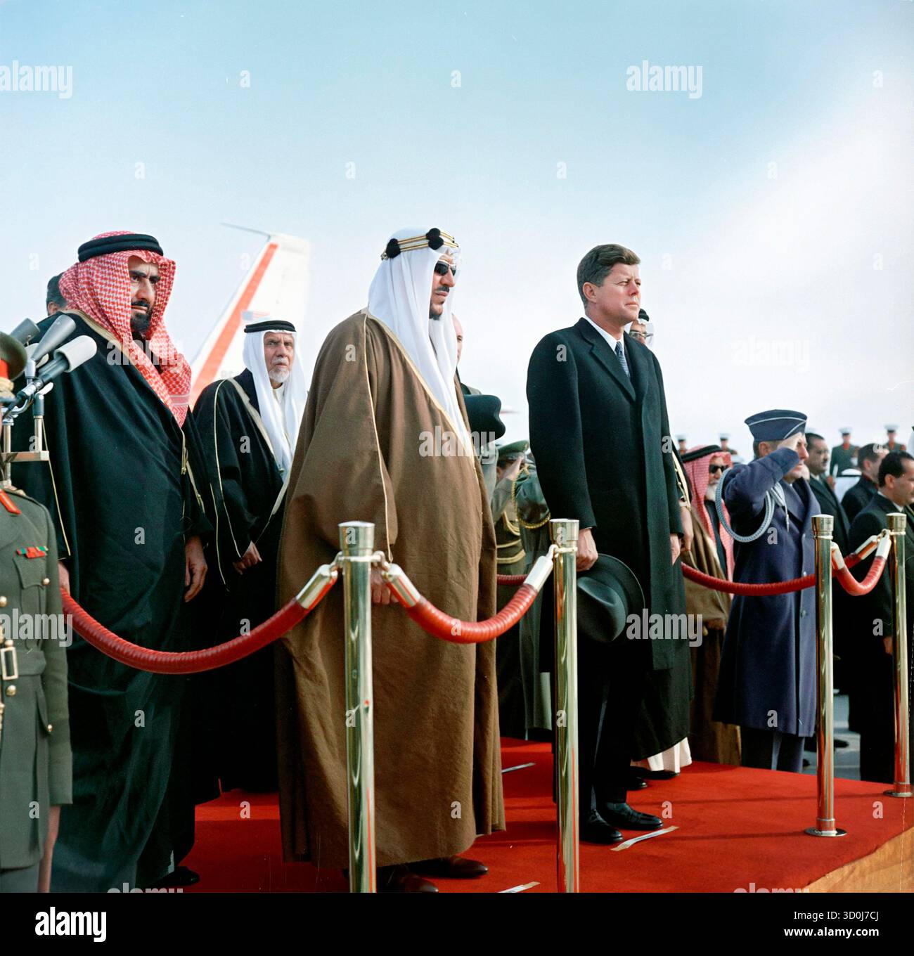 Der König von Saudi-Arabien Saud bin Abdul-Aziz Al Saud (Mitte) und der US-Präsident John F. Kennedy (rechts) stehen auf der Überprüfungsplattform des Andrews Air Force Base, Prince George's County, Maryland. Fotos Des Weißen Hauses, 13. Februar 1962 Stockfoto