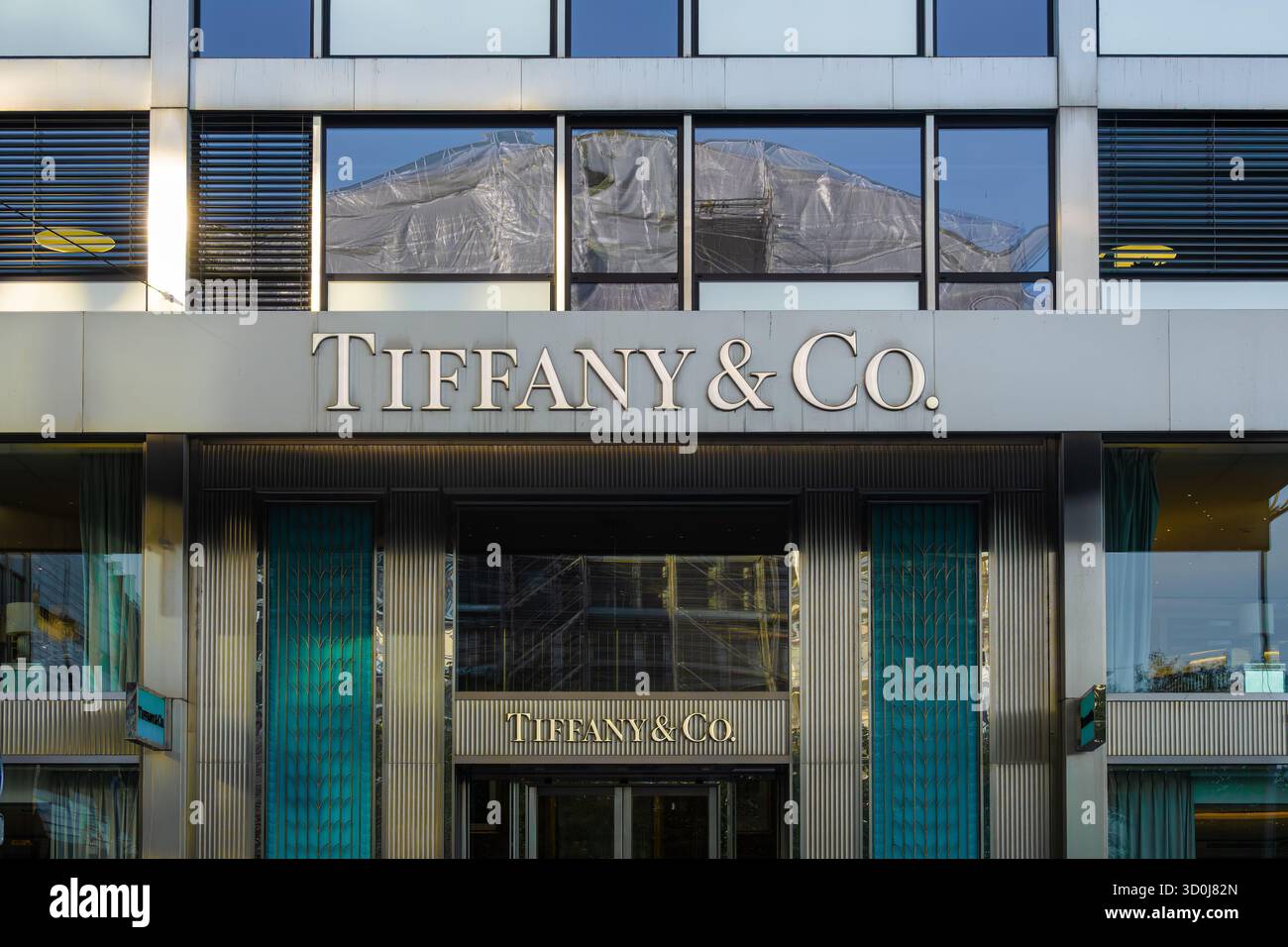 Genf, Schweiz - 3. Oktober 2025: Tiffany & Co. Storefront in Genf mit eleganter Fassade und Beschilderung. Stockfoto