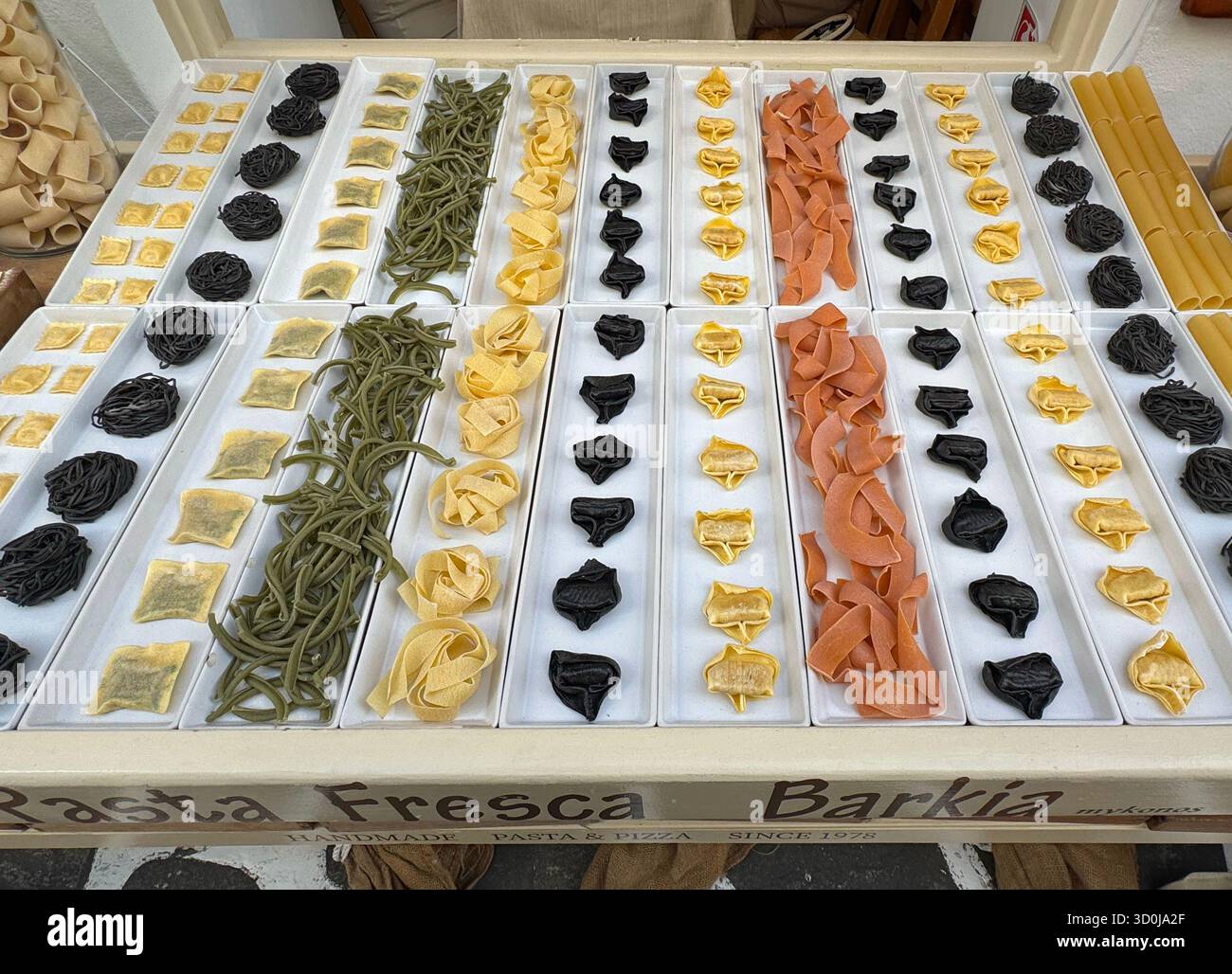Frische Pasta in einem lokalen Geschäft in Mykonos Stadt - Mykonos Insel, Kykladen Inseln, Griechenland Stockfoto