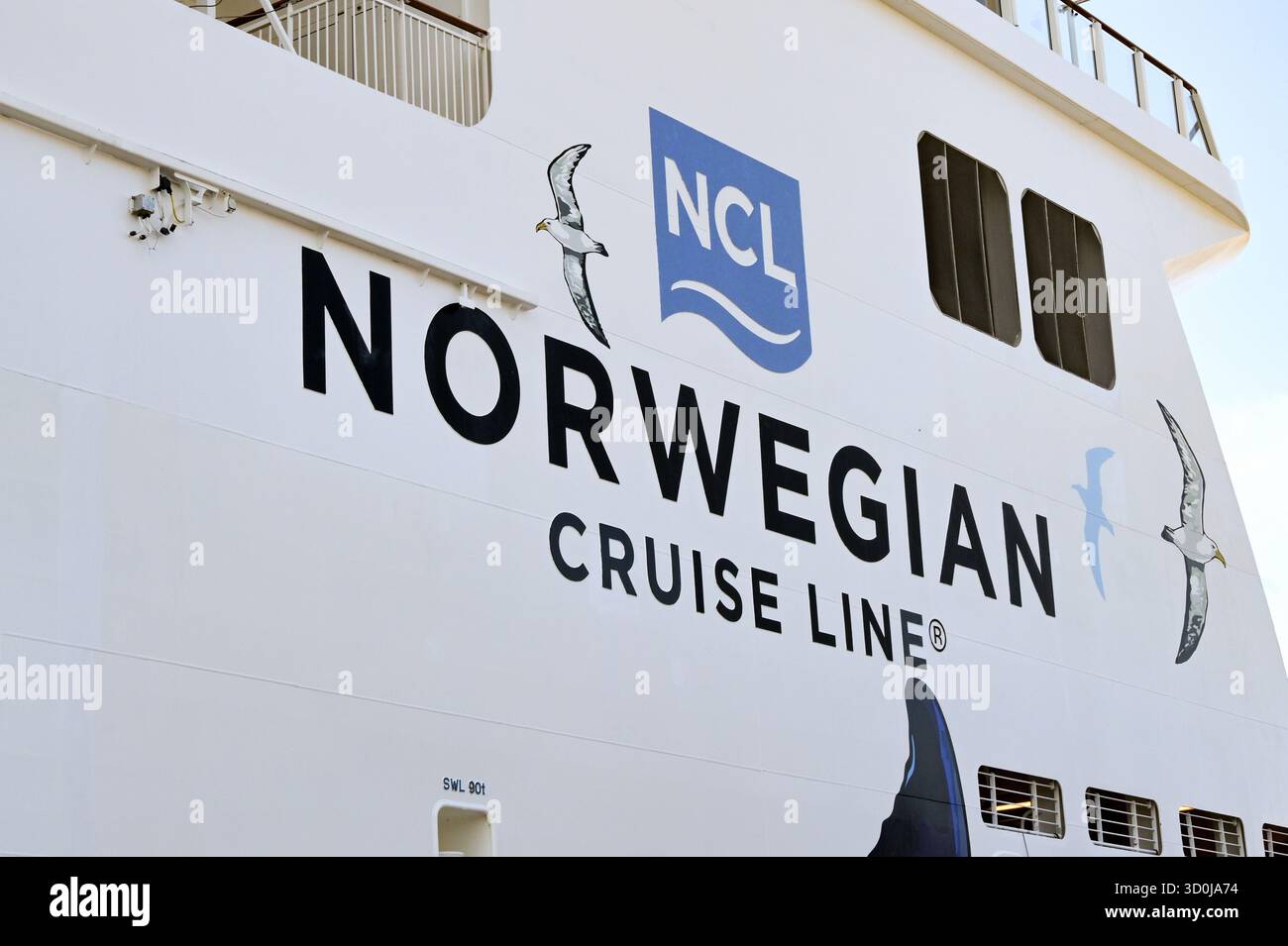 Acapulco, Mexiko - 17. Januar 2024: Flachwinkelansicht der Seite eines großen Kreuzfahrtschiffs, das von der NCL Norwegian Cruise Line betrieben wird. Stockfoto