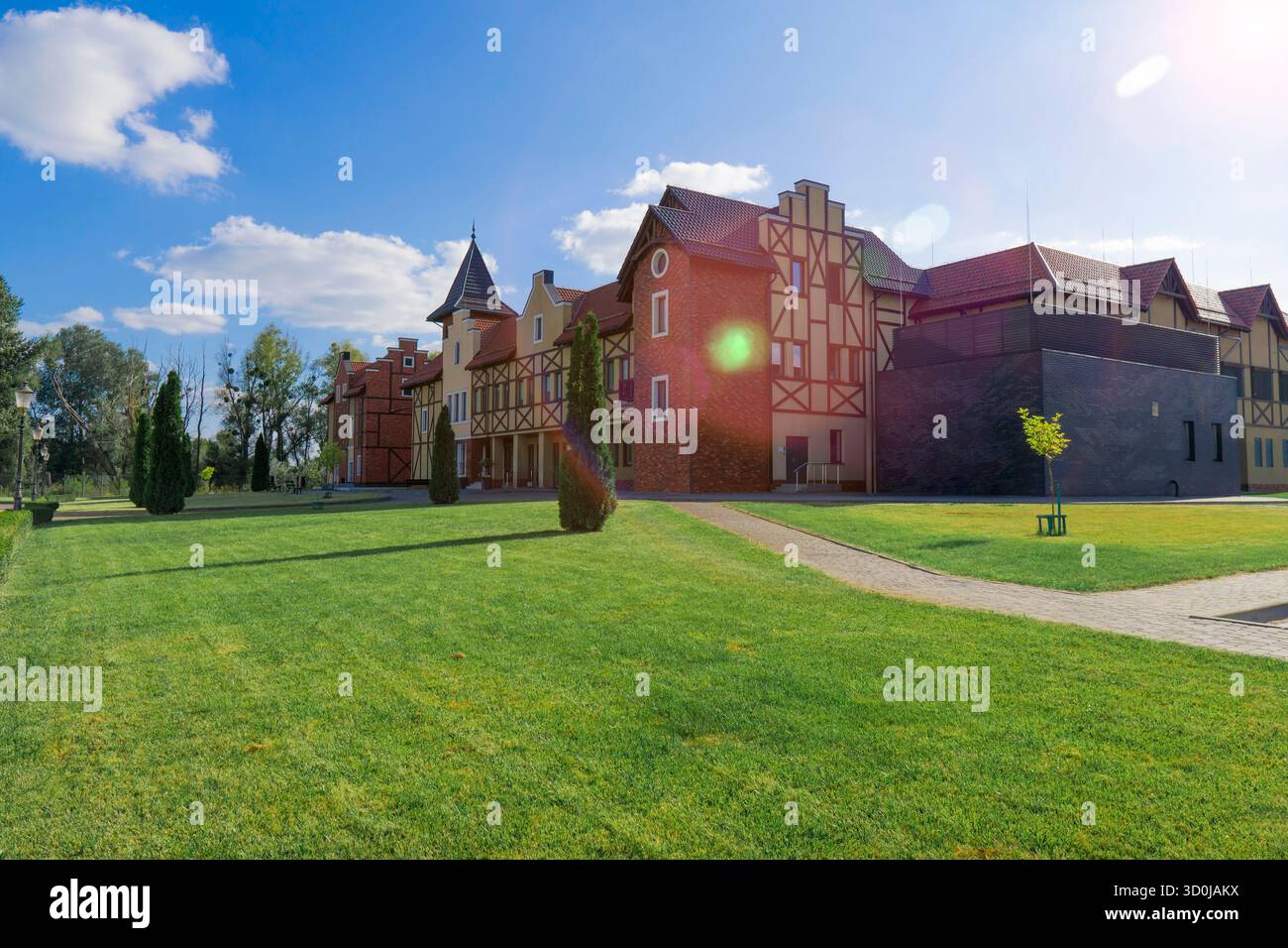 Kiew, Ukraine - 09.07.2025: Die Fassade eines modernen Wohnkomplexes oder Hotels im traditionellen europäischen Stil Stockfoto