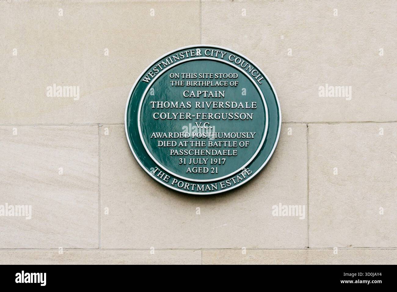 Eine grüne Tafel markiert den Geburtsort von Captain Thomas Riversdale Colyer-Fergusson V.C., der posthum nach dem Tod in der Schlacht von Passchendaele verliehen wurde. Stockfoto