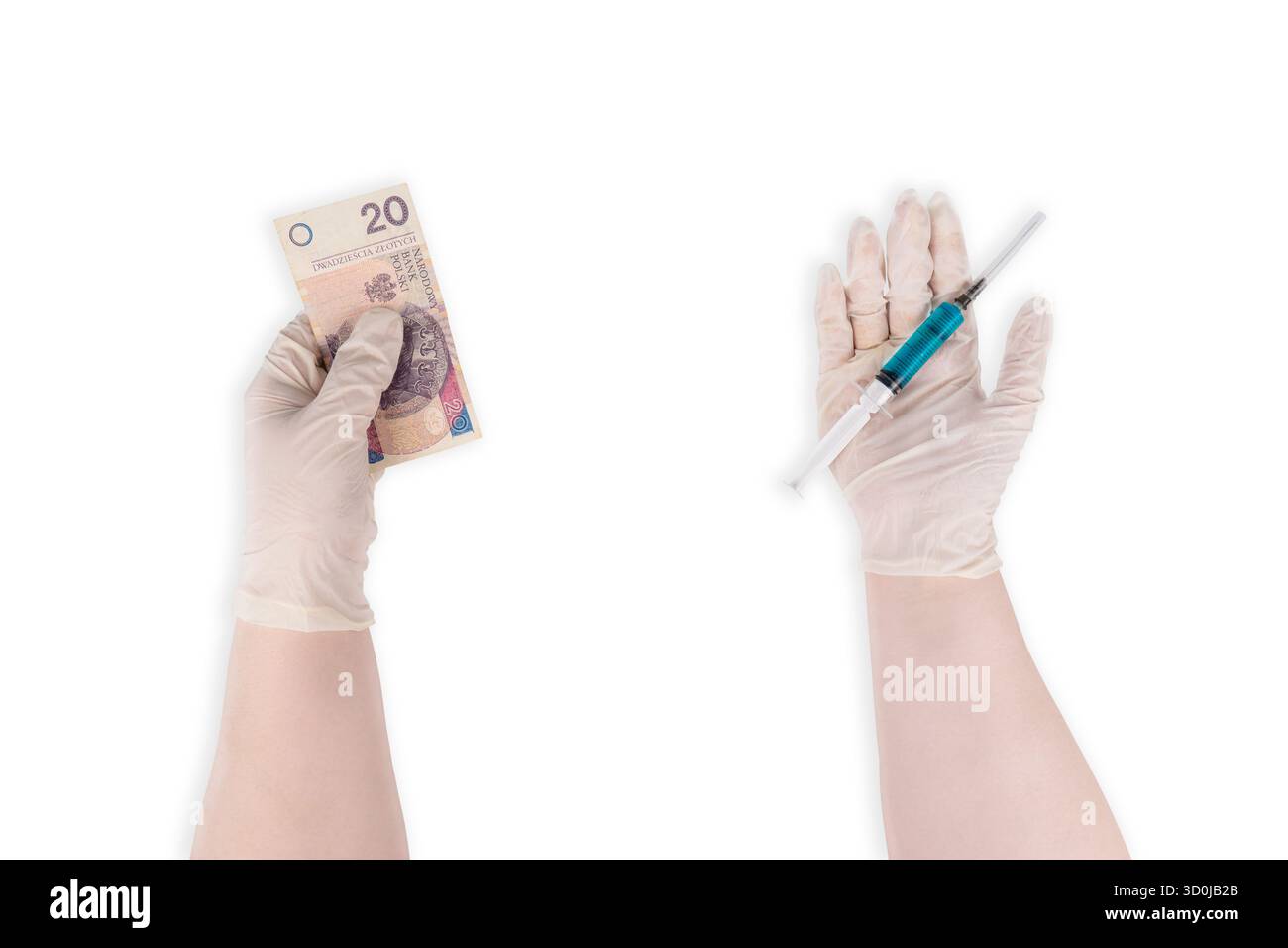 Isolierte Hände mit Handschuhen, die eine Spritze und eine polnische Zloty-Banknote auf weißem Hintergrund halten, symbolisieren hohe Preise, Kosten und finanzielle Korruption Stockfoto