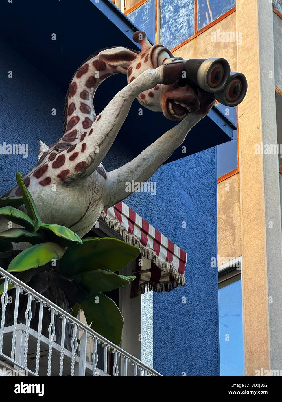 Eine Giraffe-Skulptur mit Fernglas ist eine Freude in Athen, Griechenland Stockfoto