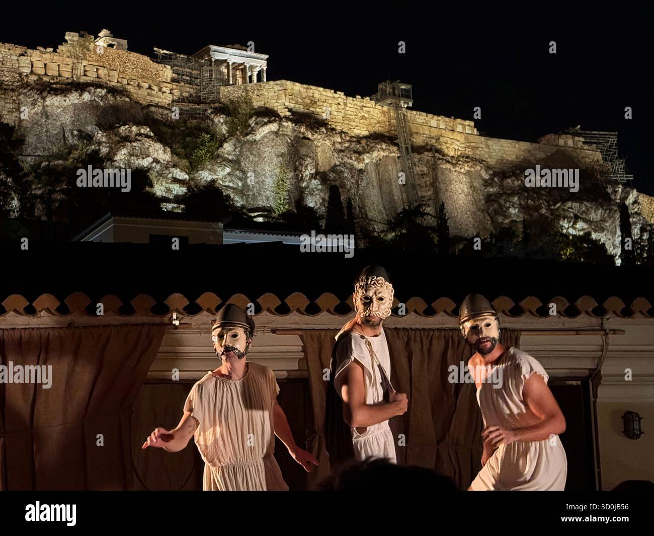 Ein Theaterstück über die griechische Mythologie in einem griechischen Freilufttheater in Athen nutzt den Parthenon und die Akropolis als Kulisse - Griechenland Stockfoto