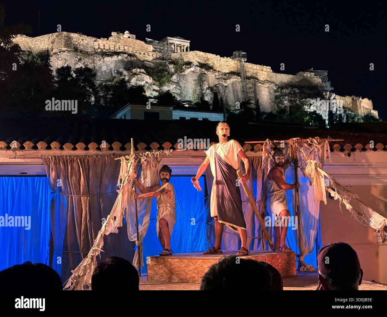 Ein Theaterstück über die griechische Mythologie in einem griechischen Freilufttheater in Athen nutzt den Parthenon und die Akropolis als Kulisse - Griechenland Stockfoto