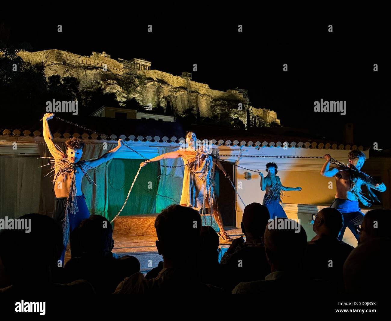 Ein Theaterstück über die griechische Mythologie in einem griechischen Freilufttheater in Athen nutzt den Parthenon und die Akropolis als Kulisse - Griechenland Stockfoto