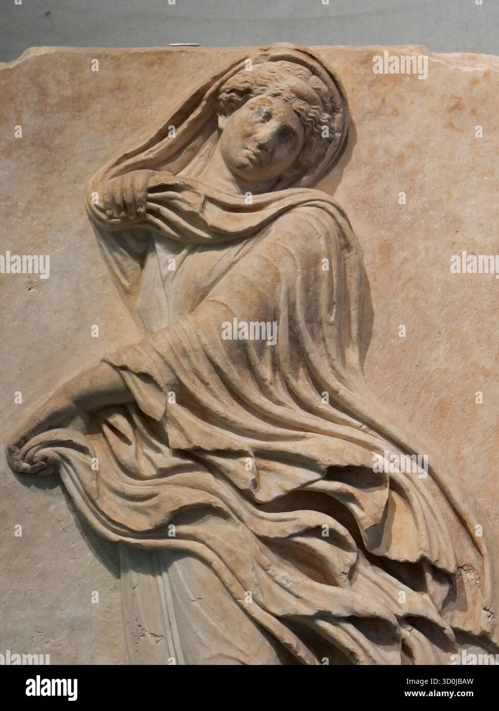 Ein Basrelief einer Frau in Marmor im Akropolis-Museum, entworfen von Bernard Tschumi in Athen, Griechenland Stockfoto